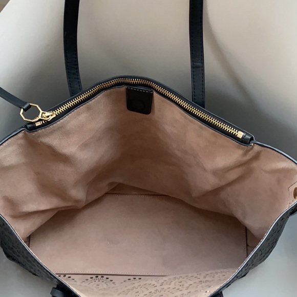 Black Handbag - Picture 5 of 7